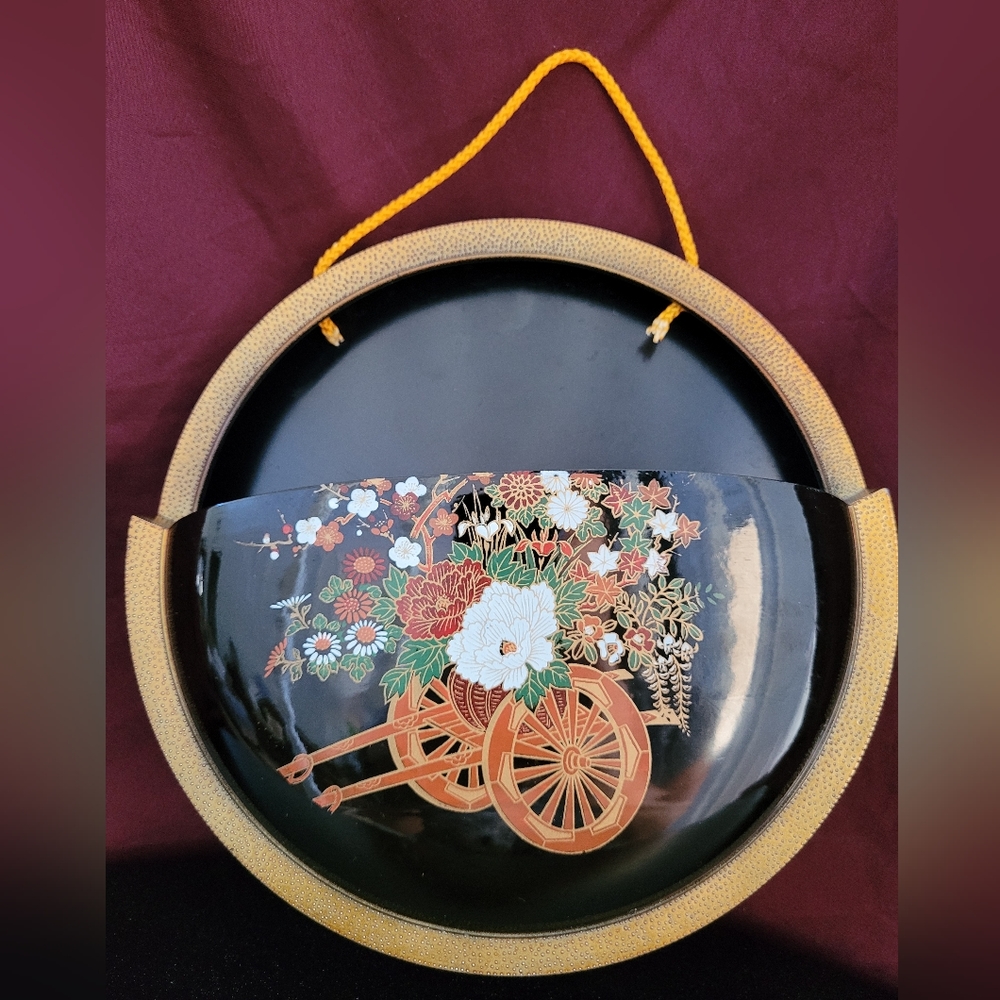 Black Lacquer Round With Floral Design Wall Pocket